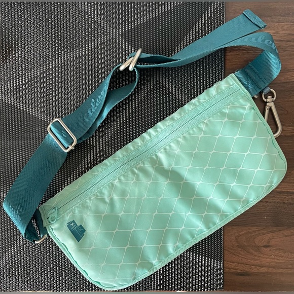 Rare Lululemon Travel Pooch Bag / Belt Bag / Fanny Pack - turquoise mint & teal - Picture 3 of 7